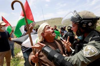 الاحتلال يعتقل ٣ فلسطينيين في 