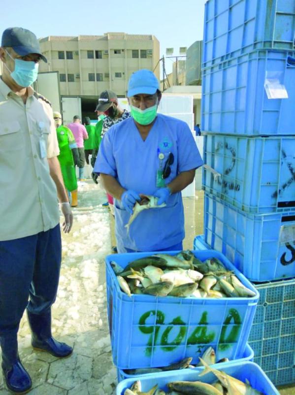 القطيف.. إتلاف 2 طن أغذية فاسدة