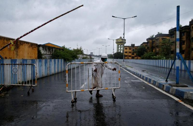 أمطار غزيرة على الهند وبنجلاديش تسبق إعصار «أمفان»