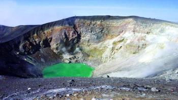 رماد بركان إيبيكو يرتفع 5 آلاف متر