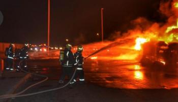 «مدني جدة» يسيطر على حريق شاحنة بترولية واصابة قائدها