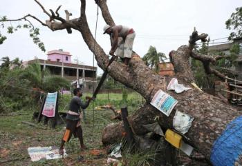 إعصار «أمفان» يقتلع الأشجار والمنازل ويتسبب بمقتل 95 في الهند وبنجلاديش