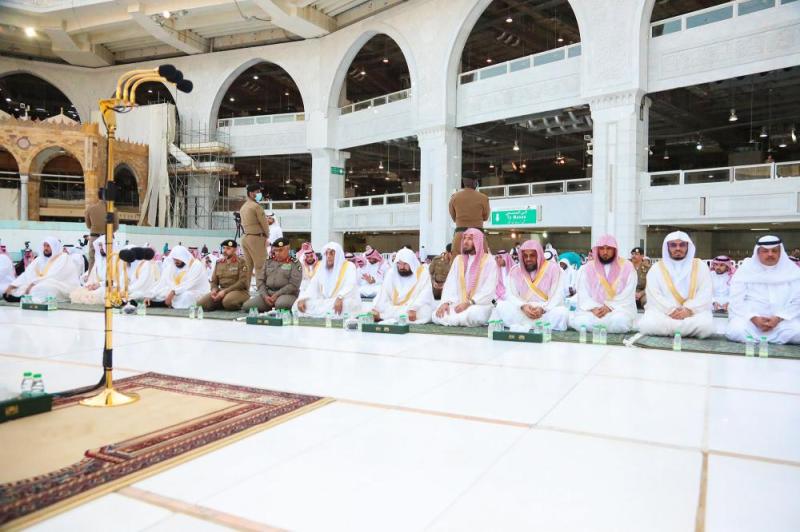 إقامة صلاة عيد الفطر في الحرمين وفقاً للضوابط