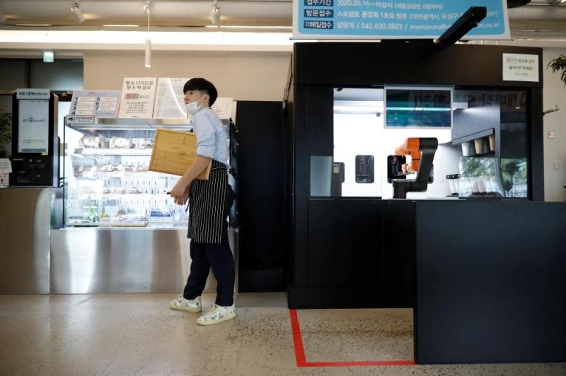 باريستا ..روبوت يواجه كورونا في مقاهي كوريا الجنوبية