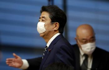 سلسلة أخطاء مثيرة للجدل تهدد شعبية رئيس الوزراء الياباني 