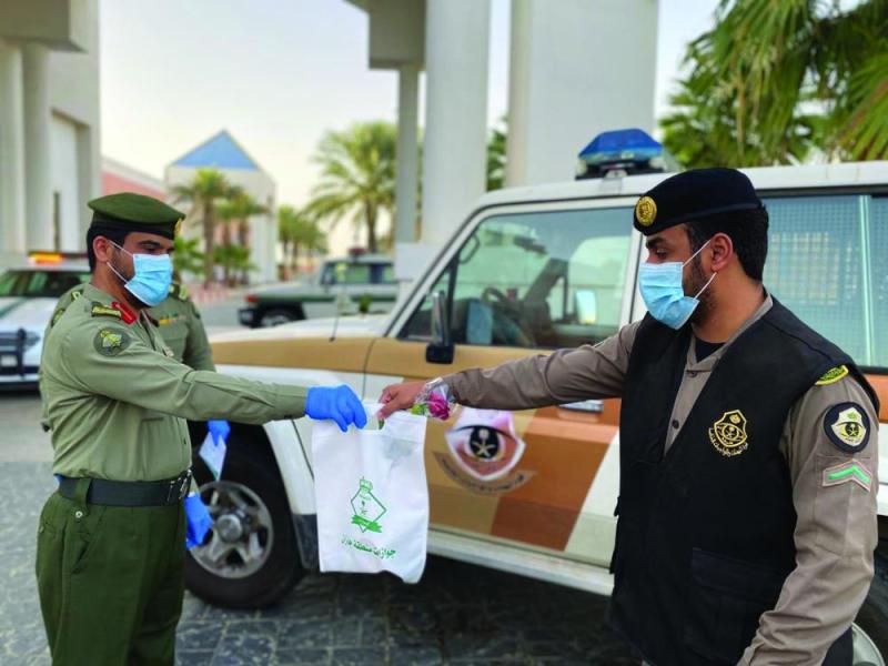 «في التباعد حياة»
شعار رجال الأمن في الميدان