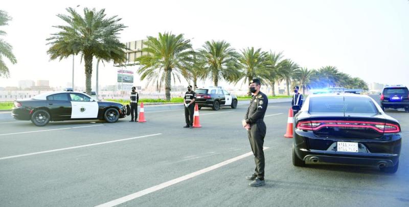 «في التباعد حياة»
شعار رجال الأمن في الميدان