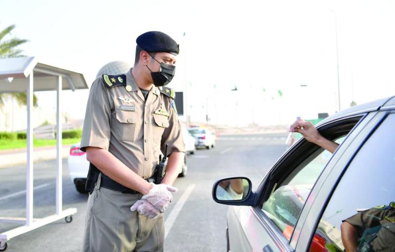 «في التباعد حياة»
شعار رجال الأمن في الميدان
