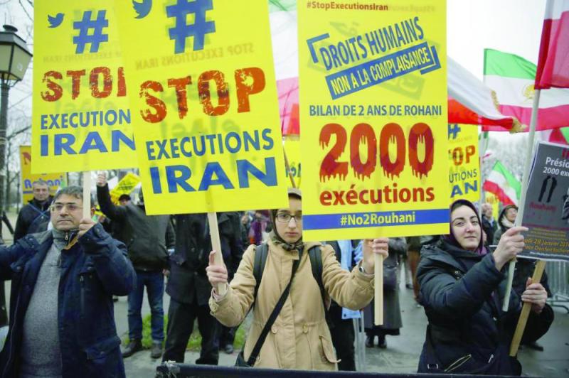 مسؤولون أمريكيون يطالبون بتشديد العقوبات وحظر السلاح على إيران