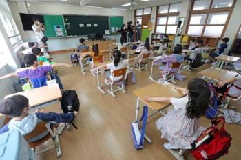إصابات جديدة بـ«كورونا» تؤجل فتح 100 مدرسة في سول