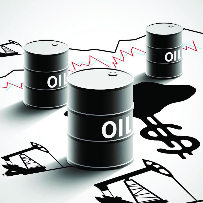 النفط يهبط وسط مخاوف حيال الطلب والتوترات السياسية