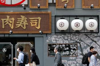 حاكمة طوكيو تعلن مزيداً من الإجراءات لتخفيف قيود العزل