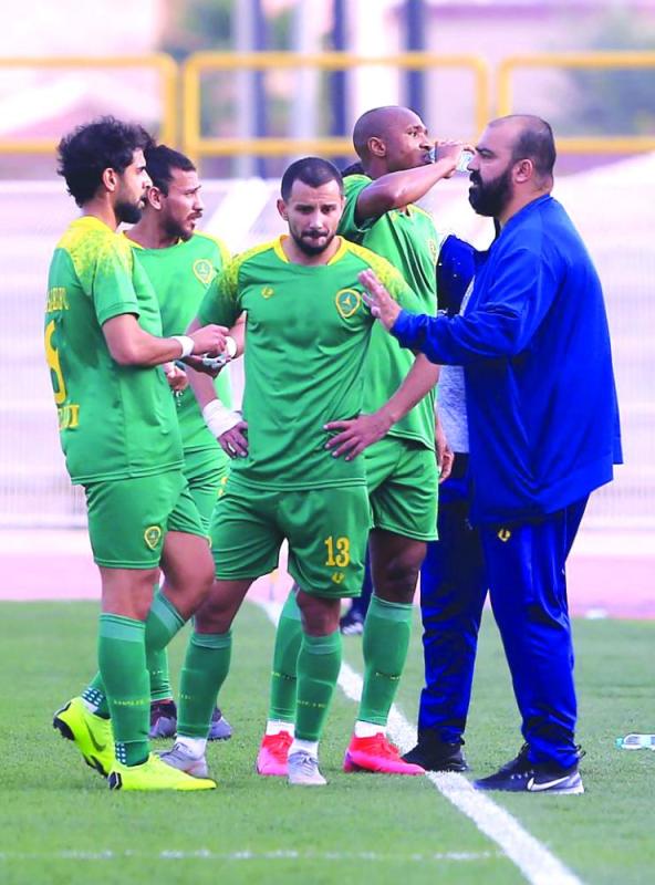 الخليج ينهي أزمة العقود بالتجديد لـ 14 لاعبا