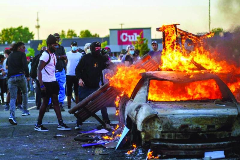 «العنصرية» تشعل أمريكا.. والاحتجاجات تجنح للعنف