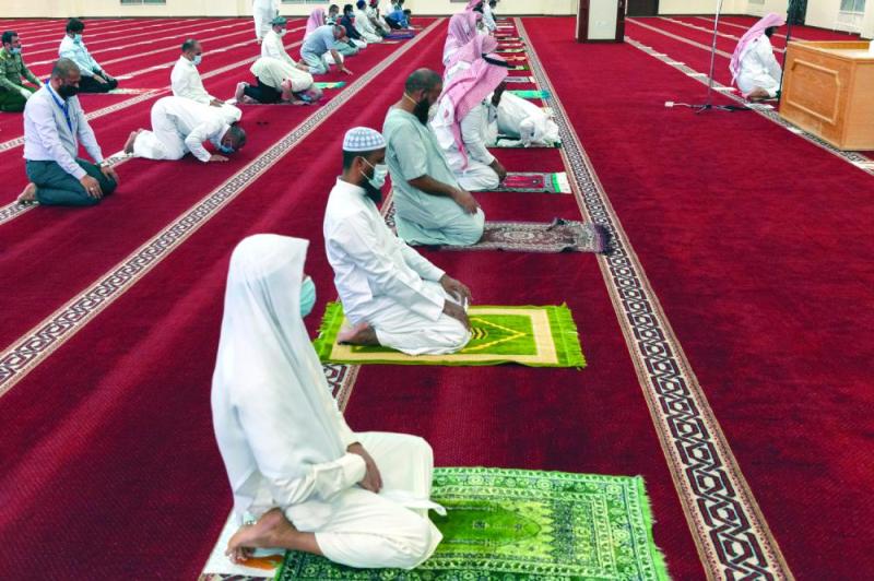 المصلون يعمرون المساجد مجددا.. ويستعدون لصلاة الجمعة