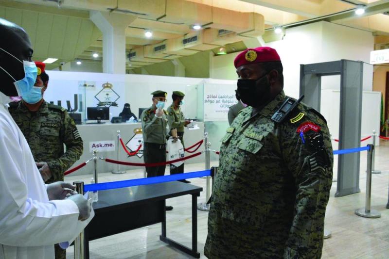 جوازات الرياض تستقبل الحاجزين عبر «أبشر»
