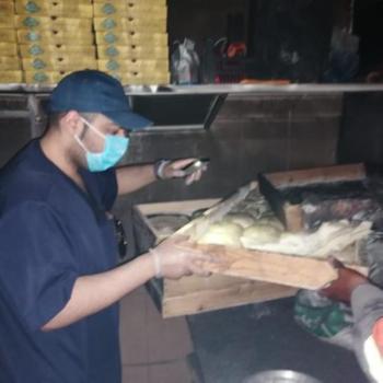 الدمام.. رفع طن أغذية من مطعم أتلفها حريق نشب به