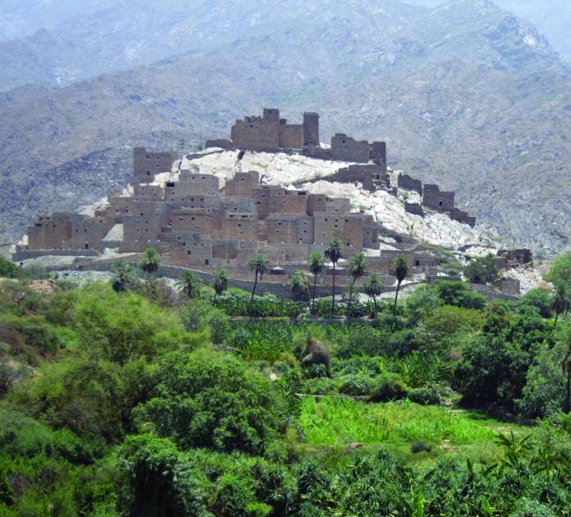 «ذي عين».. جمال البناء وسحر الغطاء الأخضر