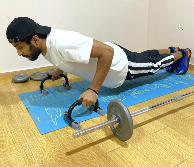 عباد العدالة يواظب على التمارين المنزلية