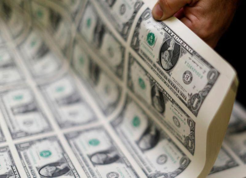 الدولار قرب أعلى مستوى في 11 شهراً