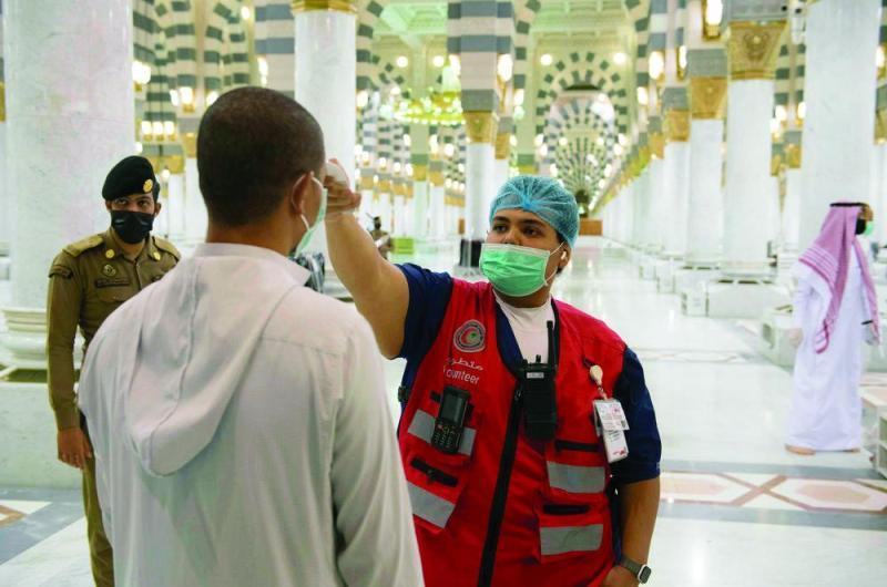 11 بابا تستقبل قاصدي المسجد النبوي
