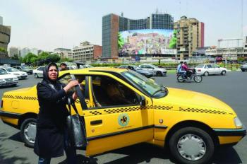 إيران تعود لذروة حالات كورونا بعد رفع قواعد الإغلاق