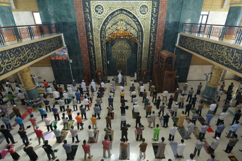 جاكرتا تقيم صلاة الجمعة لأول مرة منذ شهرين
