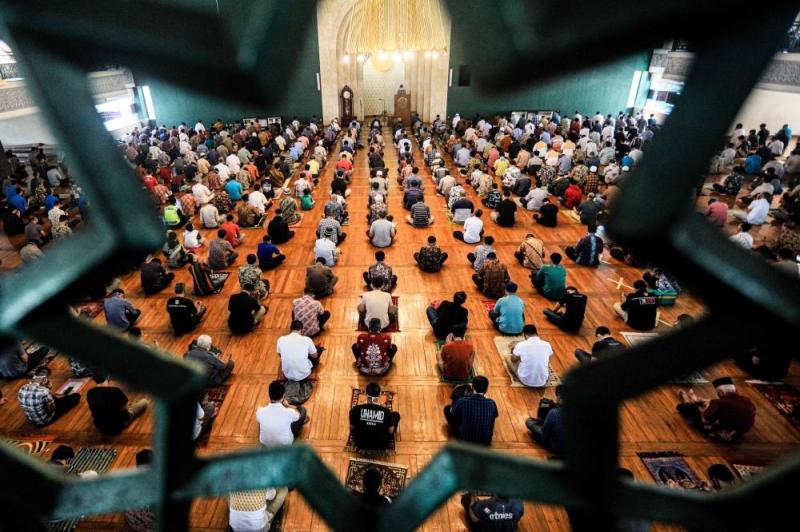 جاكرتا تقيم صلاة الجمعة لأول مرة منذ شهرين
