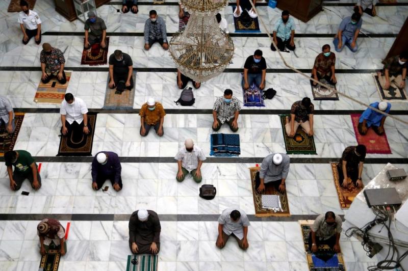 جاكرتا تقيم صلاة الجمعة لأول مرة منذ شهرين