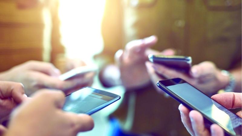 شحنات الهواتف الذكية تتراجع عالميا 12 %
