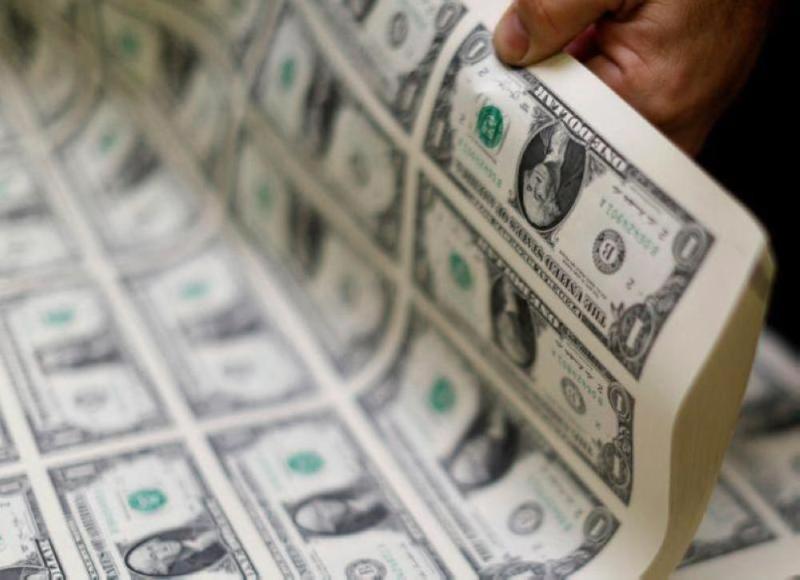 الدولار يتراجع بفعل توقع لخطوات تكبح ارتفاع عائد السندات