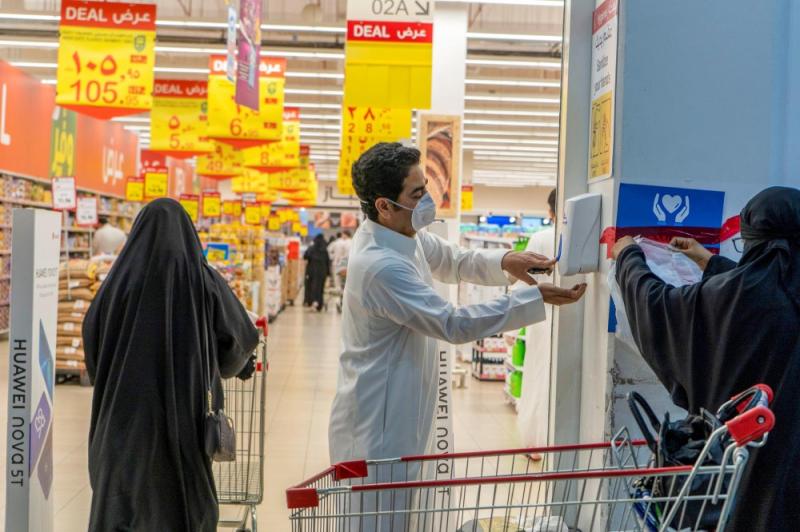في التعايش مع «كورونا»..
المملكة تضرب المثل في
المسؤولية والالتزام