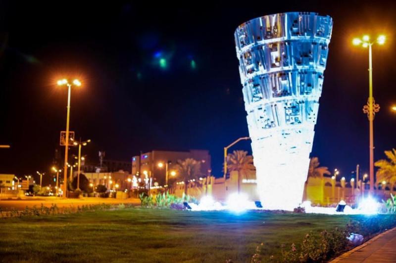 بالصور .. المدخل الجنوبي لبقيق يتزين بـ«المجسم الجمالي»
