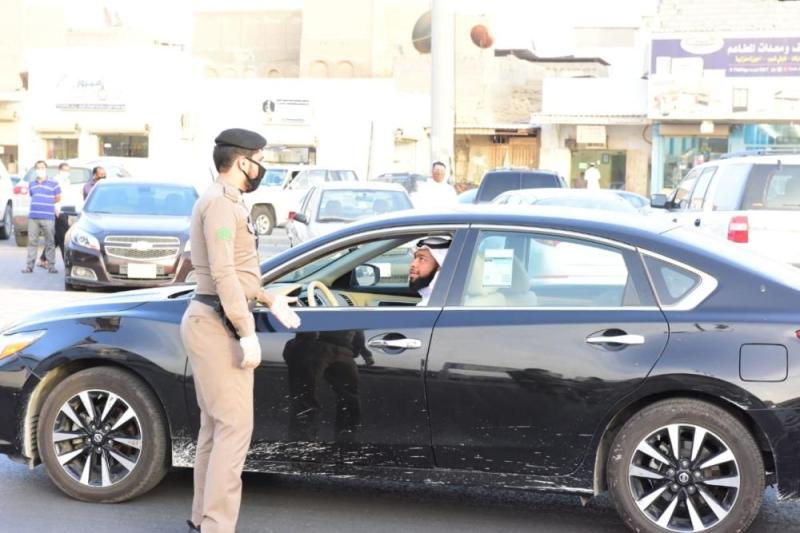 شرطة الأحساء تتابع تطبيق الإجراءات الاحترازية