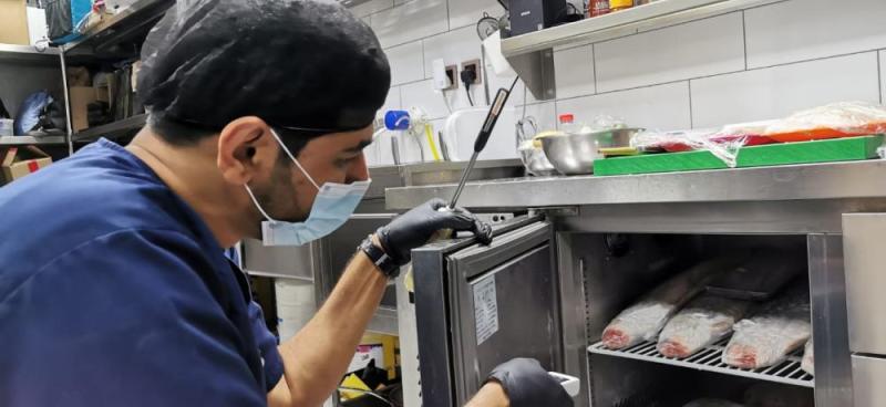 إغلاق مطعمين مخالفين بالقطيف