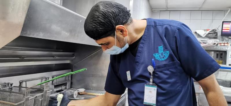 إغلاق مطعمين مخالفين بالقطيف