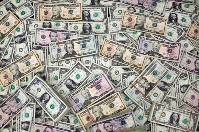 تراجع الدولار وسط تفاؤل بخطط التحفيز