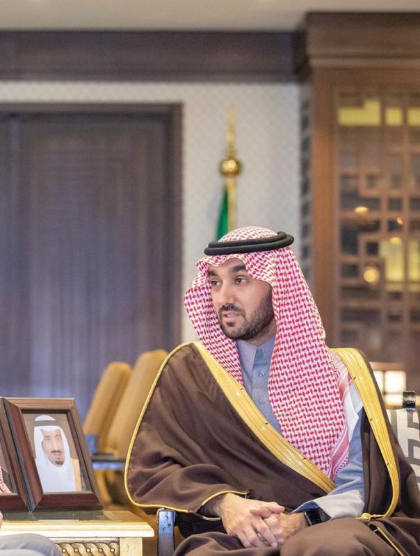 وزير الرياضة يناقش مع رؤساء الأندية عودة النشاط الرياضي