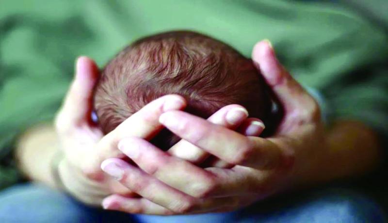 بكاء رضيعة يتسبب في ثقب رئتها