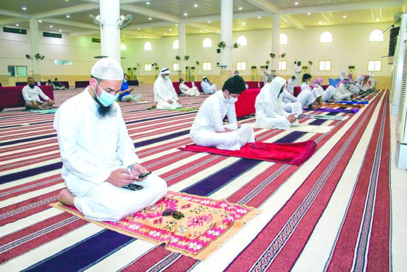 متطوعون لتطبيق الإجراءات الاحترازية
