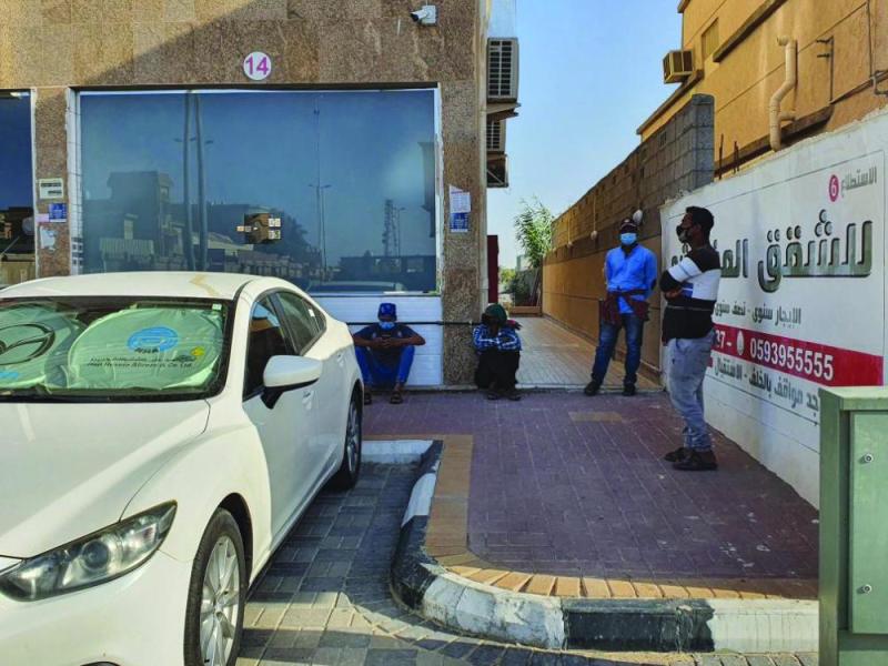 العمالة السائبة بـ«أم الساهك».. بؤرة جديدة لـ«كورونا»