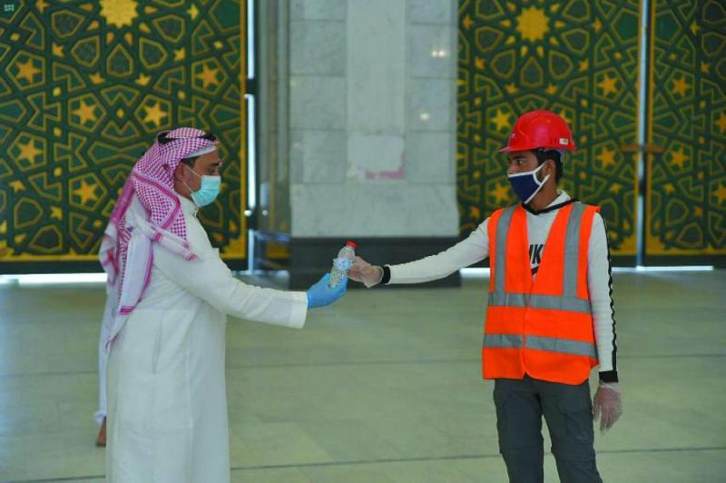 60 ألف عبوة ماء للعاملين بالمسجد الحرام