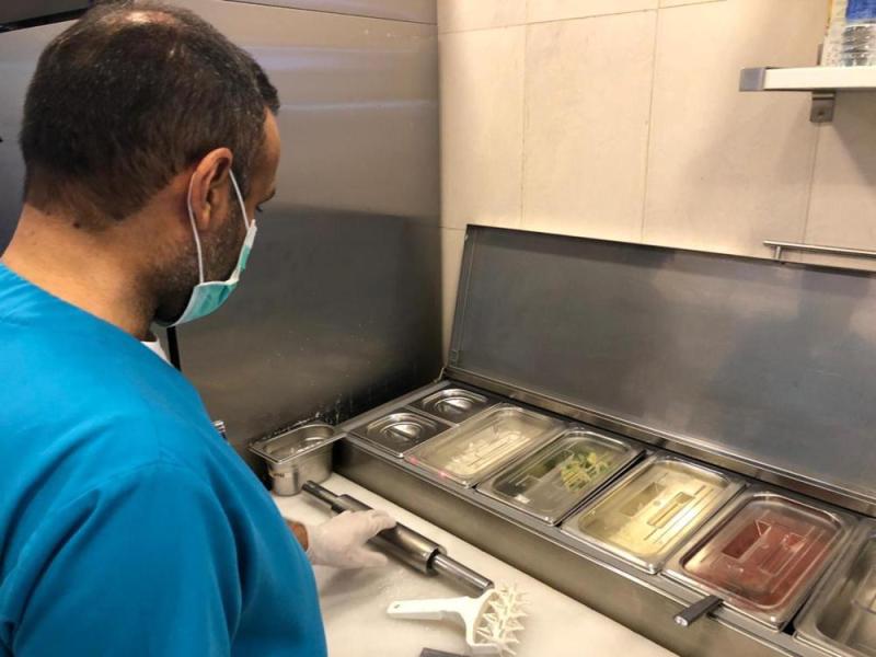 إغلاق محلين و3 صالونات حلاقة بالقطيف