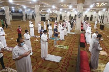 بأجواء احترازية .. مساجد وجوامع العاصمة المقدسة تستقبل المصلين 
