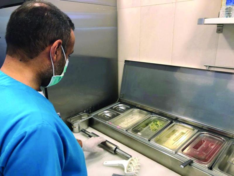 ضبط محلين مخالفين في القطيف