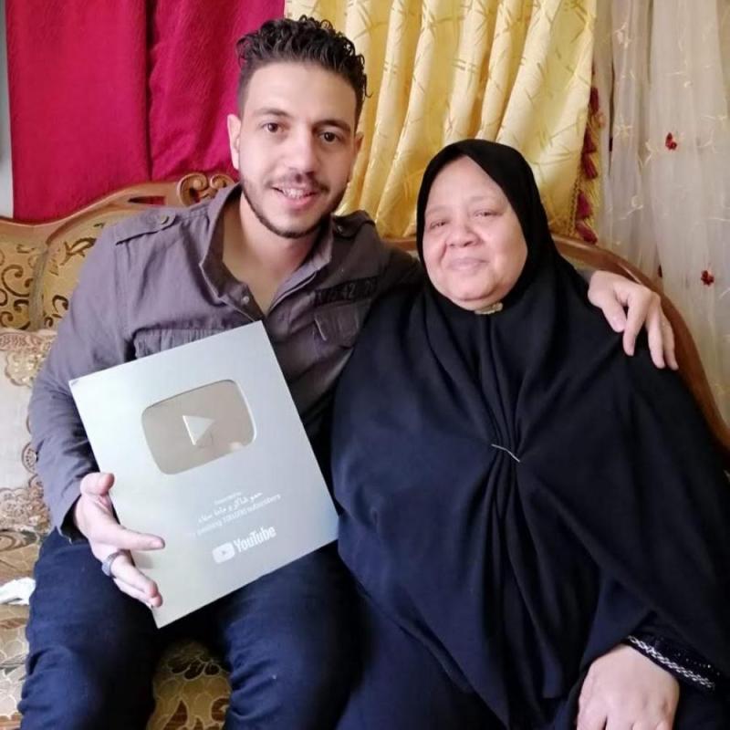 نجل اليوتيوبر المصرية «ماما سناء» : «لن أترك حق أمي»