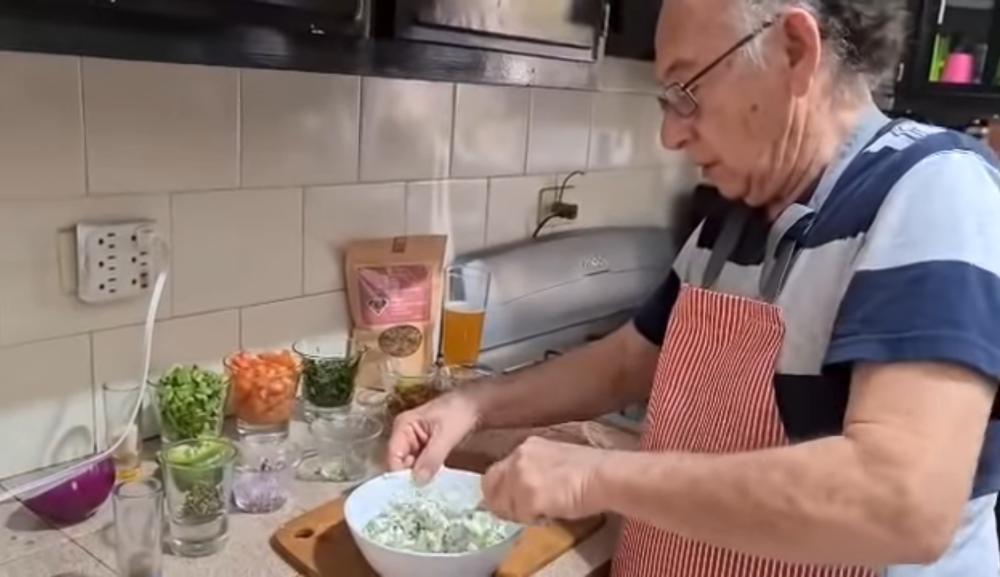 كورونا يحول مسنًا مكسيكيًا إلى نجم في الطهي