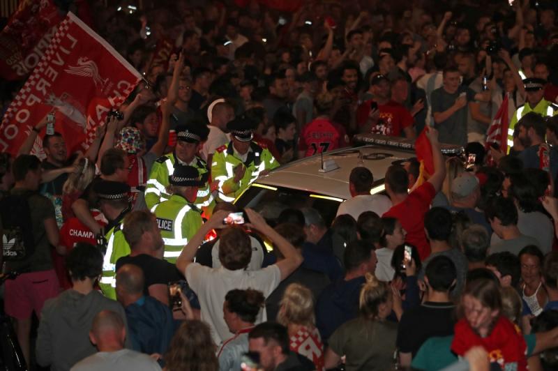جماهير ليفربول تحول المدينة إلى اللون الأحمر