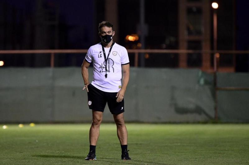 الشباب يؤدي تدريبات اليوم المتكامل