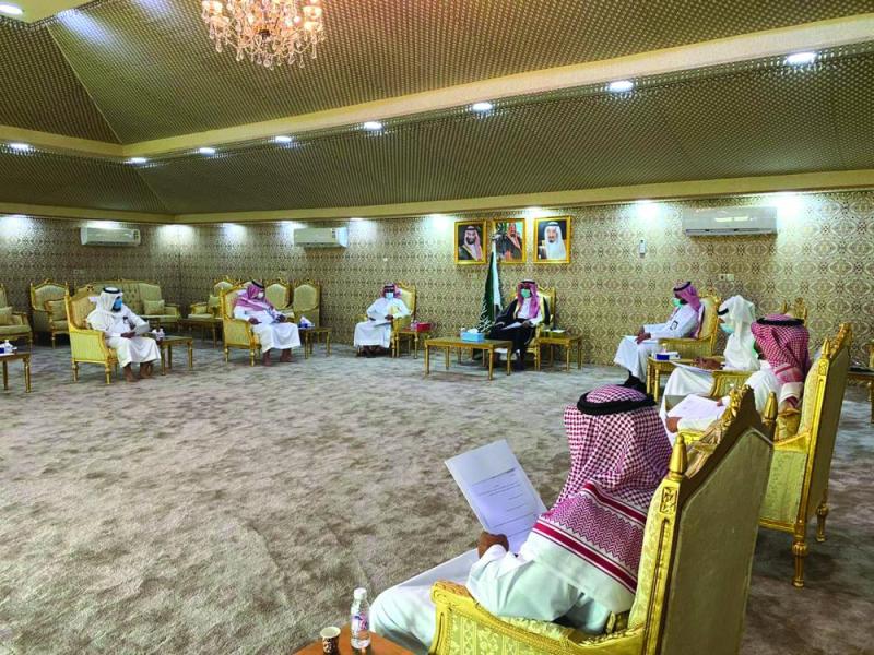 محافظ العديد يؤكد أهمية الالتزام بالاحترازات